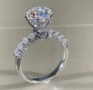 結婚指輪用の4CT VVS Dカラーの中央モアッサナイト石を備えた豪華な大きな天然ダイヤモンドバンド