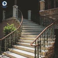 Escalier courbé sur mesure avec rampes en bois, verre, aluminium et acier inoxydable - Design moderne pour villa haut de gamme et hôtel