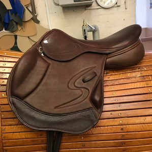 Silla de Montar de Cuero Premium de Venta Caliente para Salto con Diseño de Corte Delantero, Asiento Ligero y Cómodo, Silla de Montar Profesional para Equitación - Product Image 4