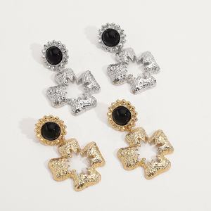 Pendientes Cruzados Florales Vintage con Baño de Oro, Diseño Francés de Nicho de Moda para Estilo Europeo y Americano, Hechos de Aleación - Product Image 4