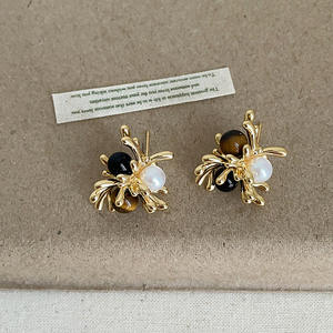 Pendientes de Verano con Diseño de Abeja, Chapados en Oro de 18K PVD, Acero Inoxidable, Imitación de Perla y Circonita Cúbica - Product Image 5