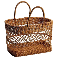 Moderne ecovriendelijke katoenen touwen mand met opengewerkt geweven dessin en handvat voor boodschappen, opbergen, picknick, kamperen en buitengebruik.
