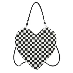 फैशन आईएनएस बड़े काले सफेद प्लेड महिलाओं दिल के आकार Crossbody बैग अनुकूलित प्यारा पु चमड़े के पर्स चेकर हैंडबैग