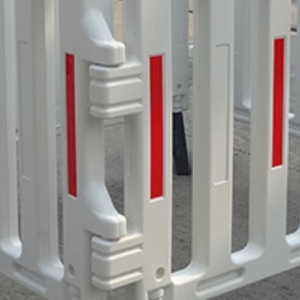 Barrière de sécurité routière réfléchissante prismatique haute intensité en HDPE PVC blanc Shunlu A032 de haute qualité avec protection IP65 - Product Image 4