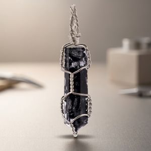 Pendentif Orgone en Agate Sculptée de Haute Qualité, Style Amour, Enveloppant un Crayon, en Promotion - Product Image 3
