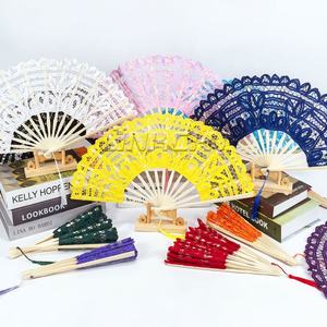 Nouvelle arrivée Éventail à main pliant en bambou et dentelle de 27cm Éventail cadeau de mariage avec pompon - Product Image 4