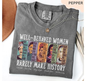 T-shirt da donna Pepper a maniche corte, 100% cotone, stampa femminista, girocollo, casual, per tutte le stagioni, vestibilità regolare - Product Image 1