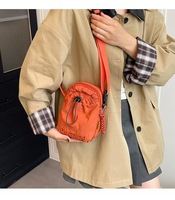 Sac décontracté bandoulière en nylon imperméable avec doublure polyester, logo personnalisé, style mode créateur