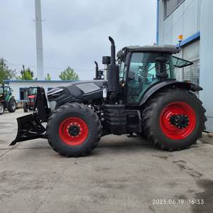 Tractor de Ruedas 4x4 de Alta Calidad, 200HP, con Motor y Caja de Cambios para Trabajo Agrícola - Product Image 5