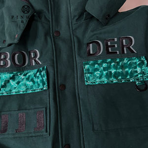 Blouson matelassé utilitaire <span class=keywords><strong>vert</strong></span> foncé pour homme avec capuche amovible, ceinture à la taille et poches métalliques - Product Image 4