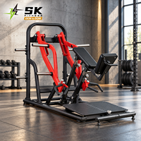 Machine à ramer à charge libre SK-NTK-22 avec support de poitrine, plateforme pour les pieds, poignées chromées et bras de mouvement rouges pour usage en salle de sport