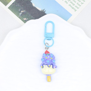 Porte-clés Kawaii en résine en forme de sucette glacée, breloques pour sacs en forme de dessert fraise, accessoires en acrylique, porte-clés crème glacée, cadeaux pour femmes - Product Image 5