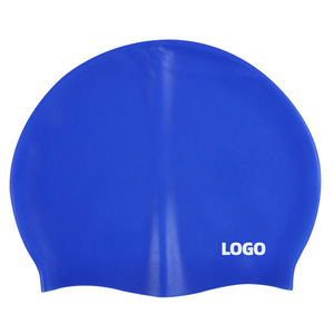 Bonnet de bain en silicone bleu uni unisexe pour la natation et les sports nautiques - Product Image 1