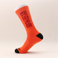 Logo personnalisé Lettre Jacquard Emballage individuel Chaussettes personnalisées pour hommes
