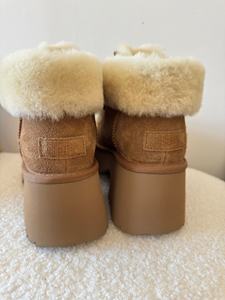 Las botas de nieve Uggs, serie personalizada, de cuero y piel de oveja para mujer, son calentadores de invierno hasta el tobillo, perfectas para días de nieve. - Product Image 4