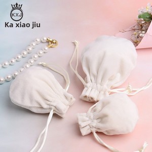 Sac cadeau en velours à fond rond avec cordon en brocart, logo personnalisable, blanc, 7x8, pour le rangement des lunettes et des bijoux - Product Image 2