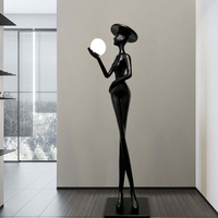 Lampe sur pied décorative en résine avec abat-jour en verre, sculpture abstraite en forme de personnage tenant une boule, pour salon