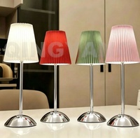 Lampe de bureau moderne OEM ODM en fer avec abat-jour en tissu, LED, contrôle tactile, rechargeable, intensité variable, flexible, protection oculaire, simple, à piles