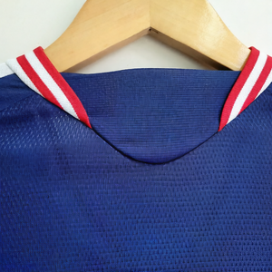 ชุดกีฬาฟุตบอลสโมสรยุโรปสีน้ำเงิน ขาว แดง เขียว 2526 - เสื้อยืดแขนสั้นสำหรับนักกีฬา ระบายอากาศได้ดี สวมใส่สบาย - Product Image 2