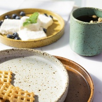Assiette à dessert ronde en céramique simple à pois de FENN, vaisselle japonaise, assiette à petit-déjeuner rétro, assiette à fruits, plateau à dessert
