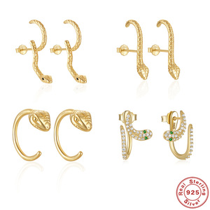Boucles d'oreilles pendantes minimalistes en argent 925 personnalisées, motif petit serpent amusant, style urbain cool et hip-hop - Product Image 2