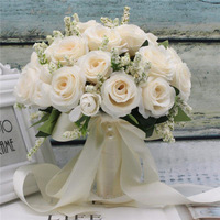 Bouquet de mariée en roses artificielles blanc crème avec fleurs de remplissage, feuilles vertes et ruban de satin pour la mariée