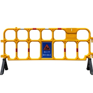 Barrières de circulation réfléchissantes prismatiques haute intensité HOPE/PVC avec protection IP65, barricades piétonnières pour aéroports et hôtels - Product Image 1