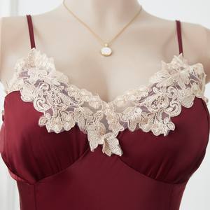 فستان شاطئ أحمر مثير، فستان بحمالات للإجازات، تصميم بخصر ضيق لإطلالة نحيفة، تنورة طويلة جديدة لعام 2025 من الشركة المصنعة، تنورة دانتيل - Product Image 3