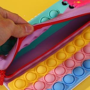Lot <span class=keywords><strong>de</strong></span> 2 : Bloc-notes A5 spirale Licorne Pop It Fidget et <span class=keywords><strong>Trousse</strong></span> à crayons en silicone anti-stress à bulles pour enfants, fournitures scolaires (personnalisable) - Product Image 4