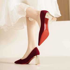 Escarpins en velours rouge 7777L à bout pointu et talon carré, chaussures de mariée confortables à enfiler pour mariage - Product Image 1