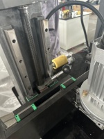 Machine intégrée Aura 2026 de haute qualité pour le débavurage dentelé et l'insertion de bandes d'isolation thermique sur les profilés en aluminium