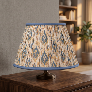 Abat-jour en lin Khadi bleu et beige |   Abat-jour en tissu géométrique plissé fait main pour lampes de table et lampadaires - Product Image 3