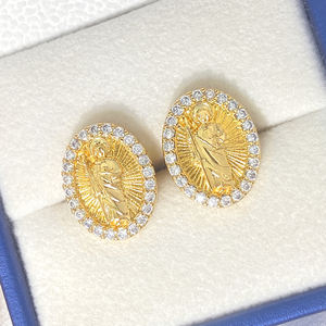 Boucles d'oreilles religieuses tendance plaquées or 18 carats avec statuette de Jésus et de saints - Product Image 3