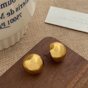 Pendientes de Botón Redondos en Forma de C, Brillantes y Modernos, Accesorios Versátiles de Lujo Ligero, Hechos de Aleación con Forma de Mariposa - Product Image 3