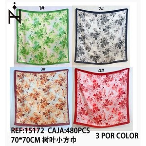 Foulard Quadrato a Forma di Foglia 70x70cm con Stampa Floreale, Accessorio di Moda - Product Image 3