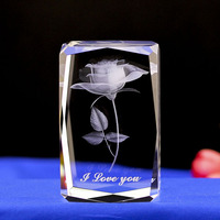 3D Lasergegraveerde Kristallen Rozenkubus Gepersonaliseerd Liefdescadeau Herinneringsgeschenk voor Valentijnsdag, Jubileum, Verjaardag