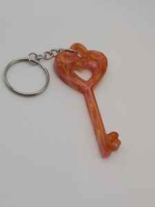 Porte-clés en résine fait à la main avec un design minimaliste transparent, accessoire léger et solide, adapté à un usage quotidien et unique - Product Image 6