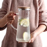 Pichet à eau moderne transparent en verre borosilicate de 1,5 L avec couvercle en bois et filtre en acier inoxydable pour infusion de thé froid et fruits