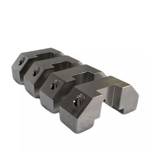 Manchon de connexion fileté en acier usiné CNC de précision sur mesure avec trous latéraux pour pièces de machines hydrauliques - Product Image 4