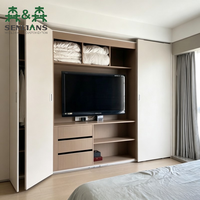 Armoire de chambre à coucher moderne et minimaliste en bois sur mesure avec portes battantes sans poignées pour chambre principale