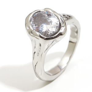 Anillo Único para Mujer, Diseño Irregular Hecho a Mano, con Bisel Arrugado, Zirconia Ovalada Individual, Acero Inoxidable, Bañado en Oro al Vacío, Colección 2026 Art Niche - Product Image 2
