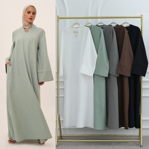 Nuovo arrivo 2026 abiti modesti semplici abiti da <span class=keywords><strong>donna</strong></span> musulmani chiusi Abito Abaya con tasche scollo a V in <span class=keywords><strong>lino</strong></span> misto abbigliamento islamico - Product Image 1