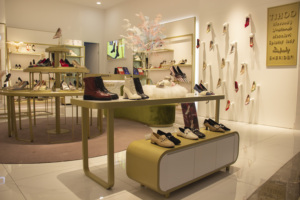 Diseño 3D de Tienda de Zapatos Moderna LUX, Diseño de Exhibición de Zapatos en MDF, Estantes Modernos de Vidrio para Bolsos y Zapatos de Marca - Product Image 3