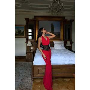 Robe de soirée rouge noisette avec détails élégants en dentelle - Product Image 2