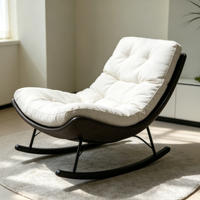 Fauteuil à bascule traditionnel en velours blanc cassé de qualité supérieure, personnalisable, durable, avec cadre en bois noir courbé minimaliste et capitonné pour salon