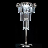 Meilleure vente de centre de table de banquet de mariage européen moderne avec accessoires en métal et en acrylique pour décorations de table et d'événements