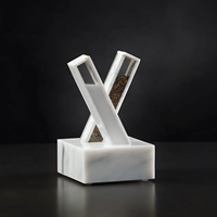 Cadeaux Judaïca personnalisés pour la Pessa'h et le Shabbat : Distributeur d'herbes et d'épices en acrylique, salière et poivrière en Lucite