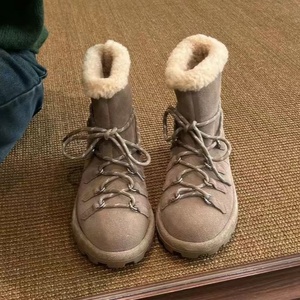 Bottes de neige en cuir à lacets avec isolation rembourrée et bords moelleux, bottes courtes pour l'hiver, style classique, bottes en coton pour femmes - Product Image 1