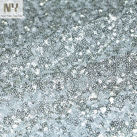 Tissu en paillettes argentées brillantes de 3 mm en PET de Nanyee Textile avec support en maille extensible 4 directions en nylon