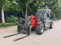 Chariot télescopique compact Wolf 2506 de 2,5 tonnes pour la manutention du foin